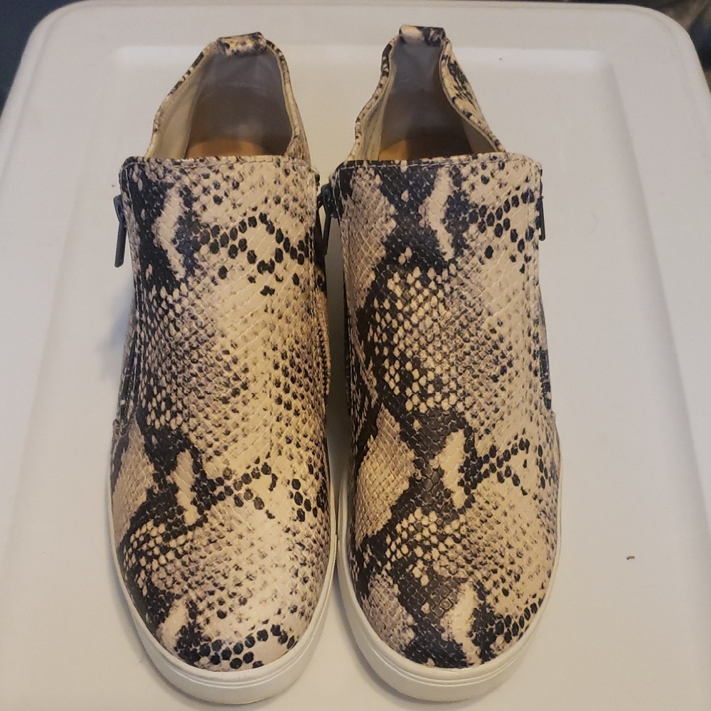 Time and Tru Black and White Snake Print Sneakers
